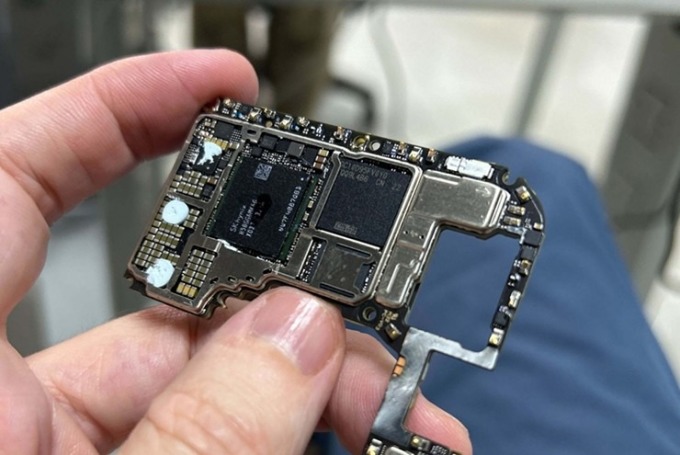 Bo mạch của Huawei Pura 70 mới ra mắt đầu năm nay. Ảnh: iFixit