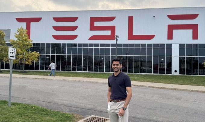 Dhruv Loya bên ngoài trụ sở Tesla. Ảnh: LinkedIn/dhruvloya