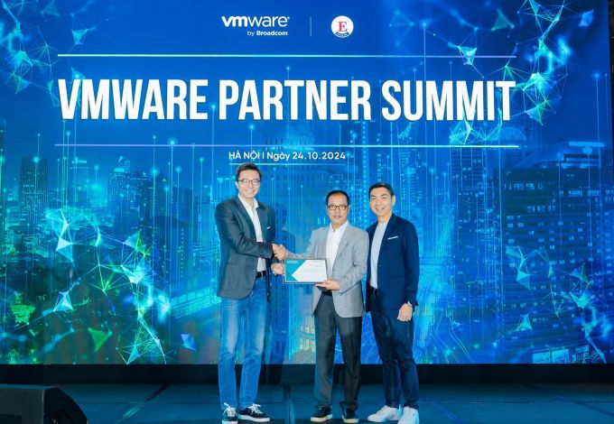 Ông Fan Qu - Managing Director, ASEAN and China – VMware trao giấy chứng nhận nhà phân phố cho ông Phạm Trung Kiên - Giám đốc Công ty cổ phần Công nghệ Elite.